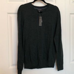 Men’s V-neck sweater